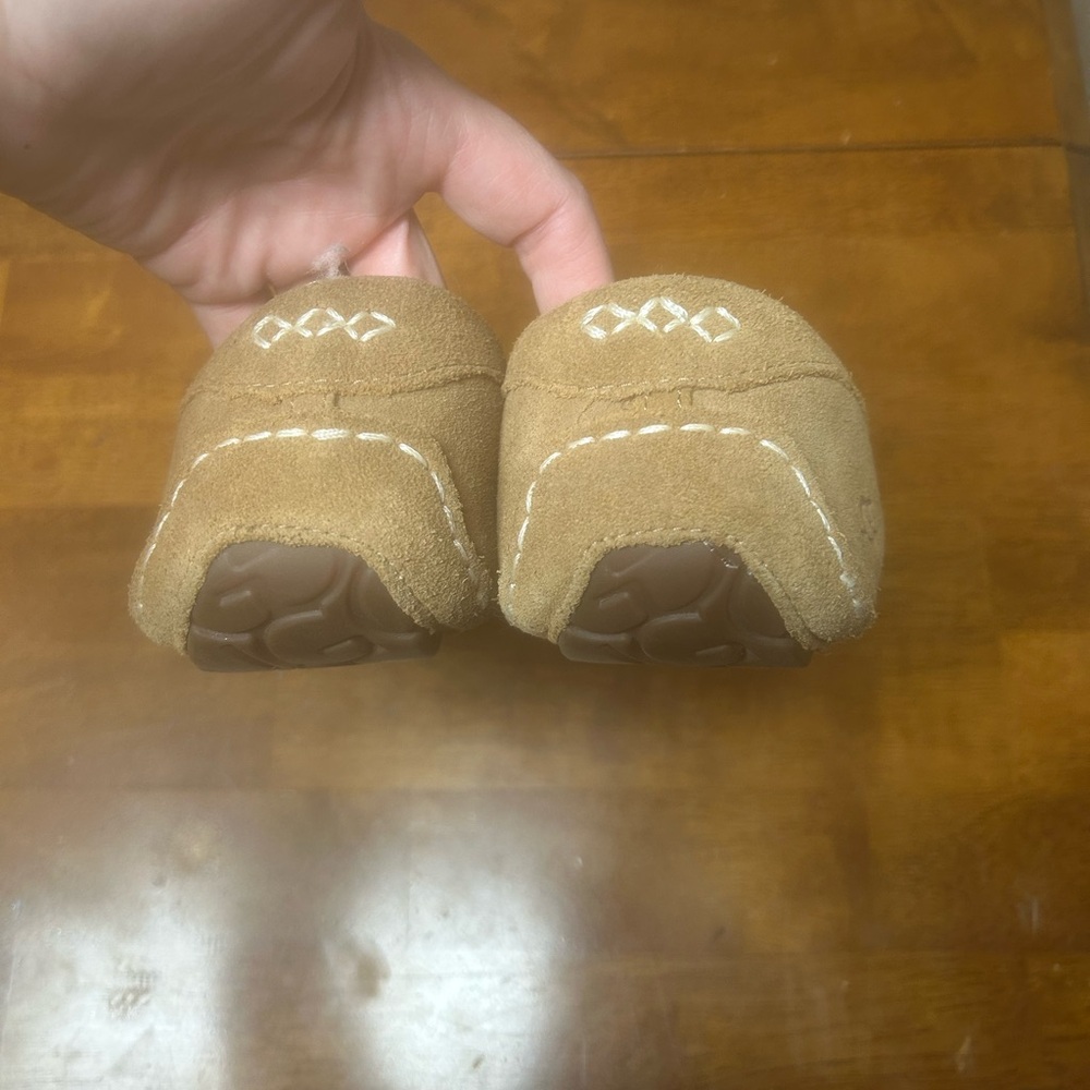 Women’s UGG slippers. - Picture 5 of 6